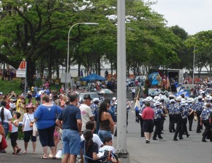 Crowds for Merrie Monarch parade